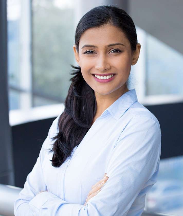 a businesswoman crosses her arms for a headshot